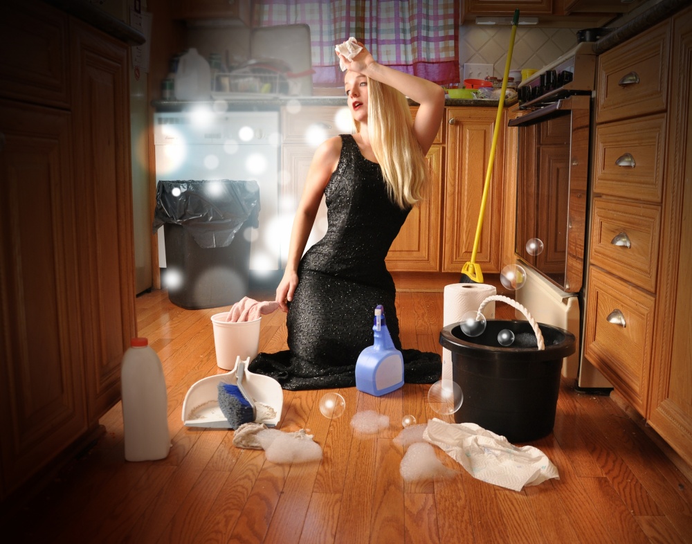 Beauty Glamour Girl Cleaning House von Angela Waye