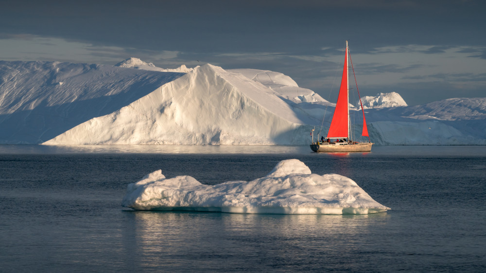 Sailboat between icebergs von Anges van der Logt