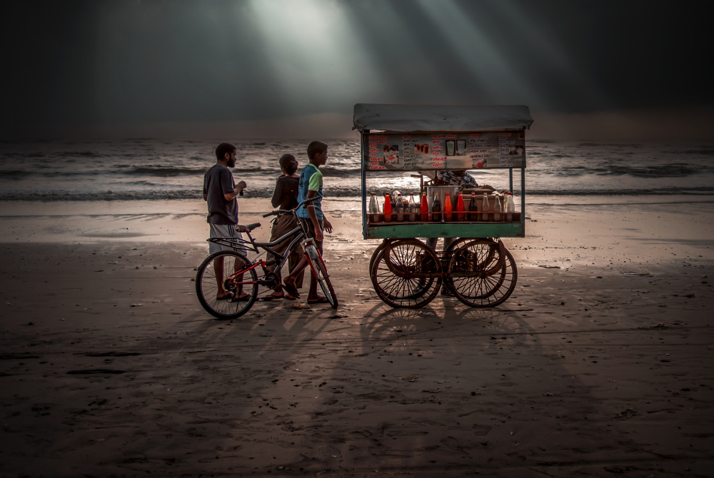 Coloured ice seller ( Chuski) von Anita Singh