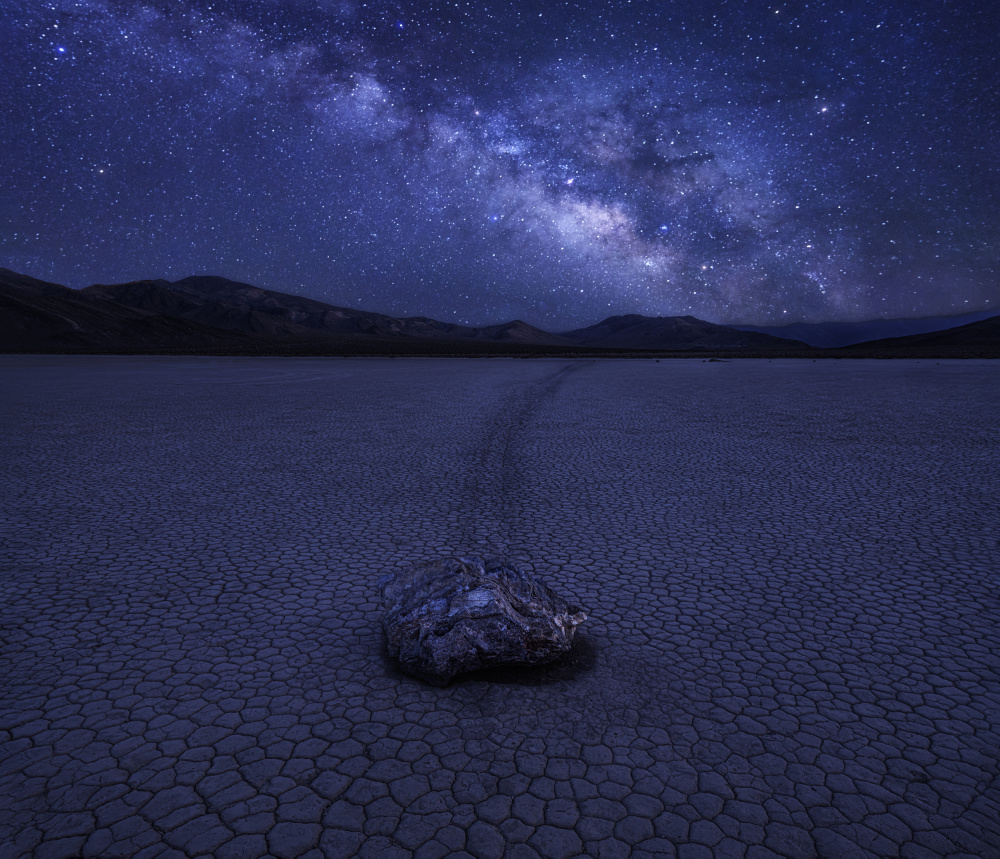 Milky Way Over The Racetrack von Anna Zhang