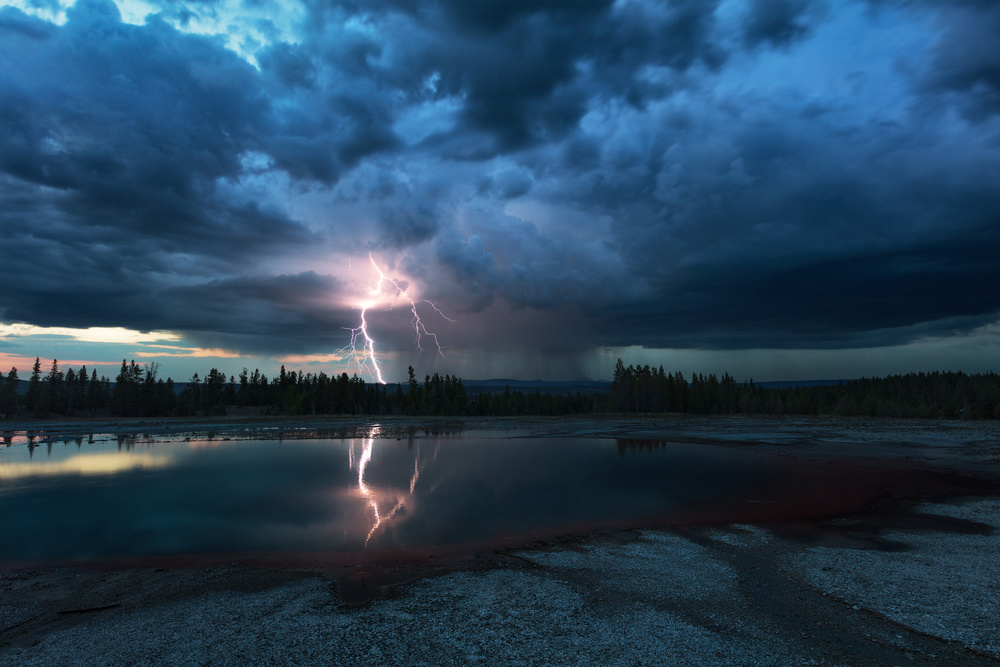 Lightning Above Turquoise Pool von Annie Fu