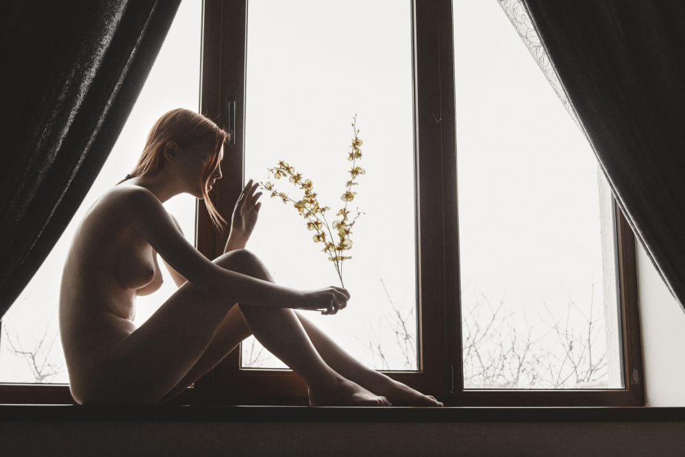 Red head and White Flowers von Anri Croizet