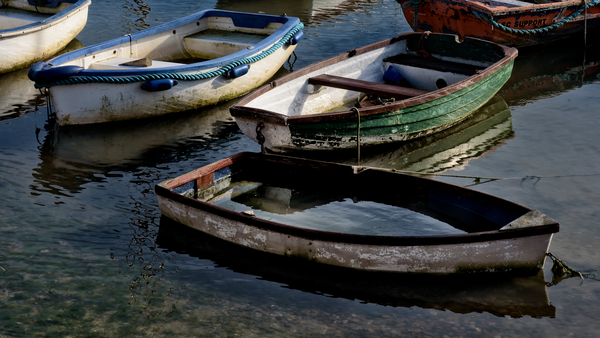 Boat sinks in harbour von Ant Smith