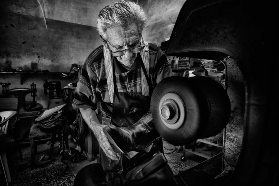 Mr. Giuseppe  - shoe repair, final polishing. von Antonio Grambone