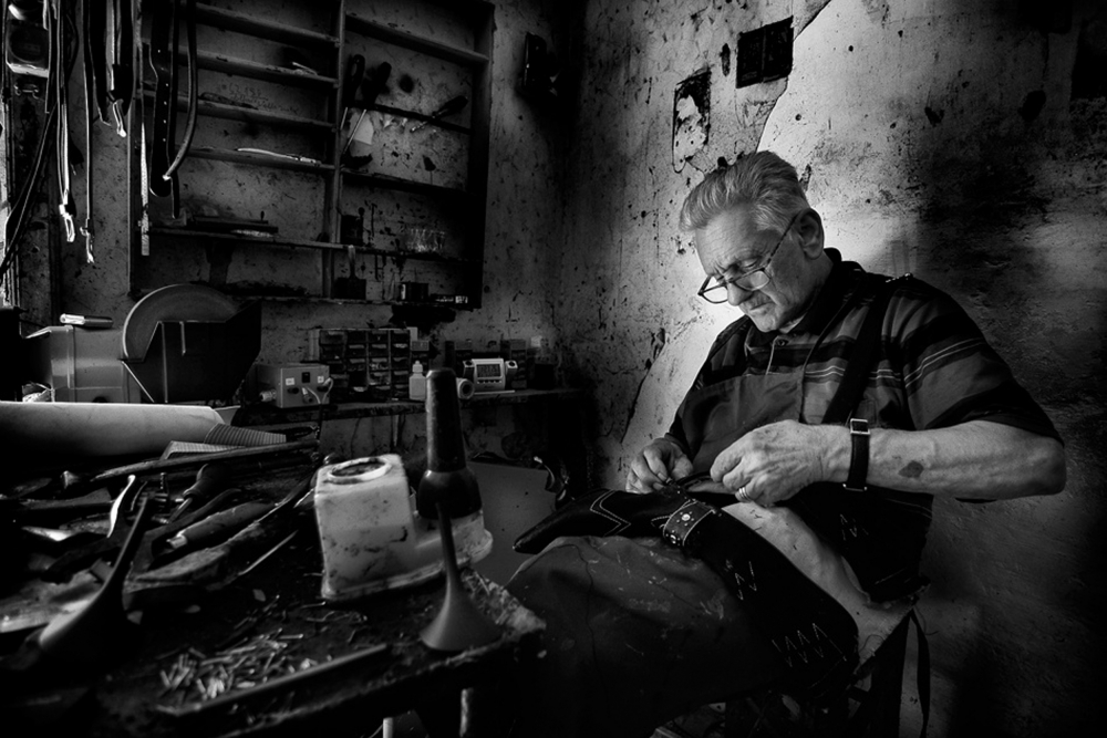 Shoe repair... von Antonio Grambone