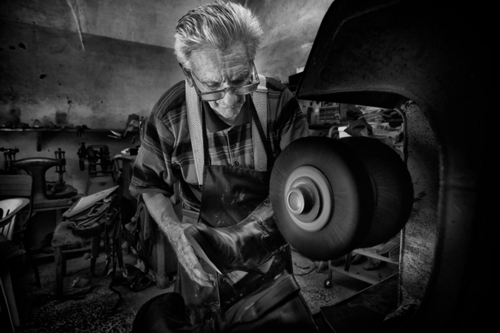 Shoe repair #3 von Antonio Grambone