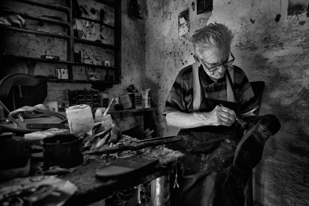 Shoe repair #2 von Antonio Grambone