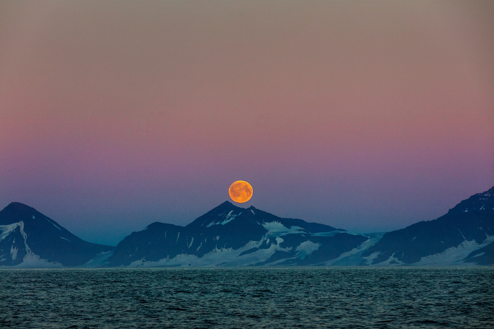 Moon over Arctic von April Badilles