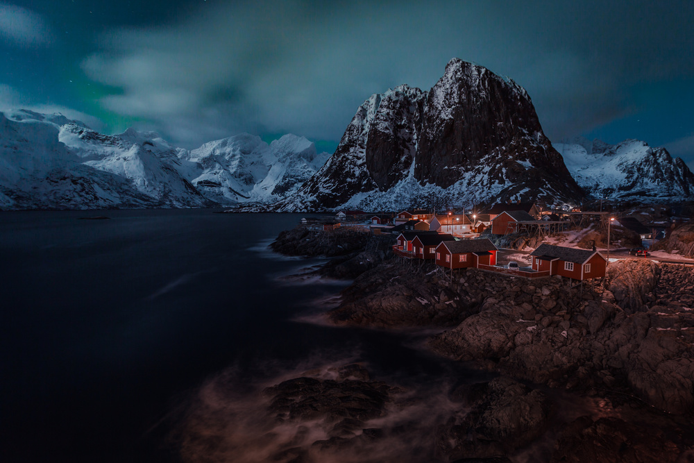 Cloudy Night -- Hamnoy von April Xie