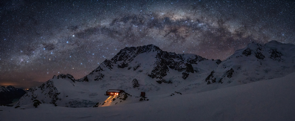 Plateau Hut Under Milky Way von April Xie