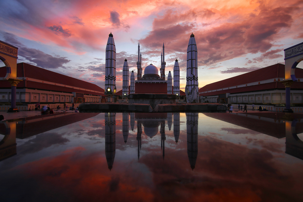 Great Mosque of Central Java, Indonesia, under sunset von Ari Widodo