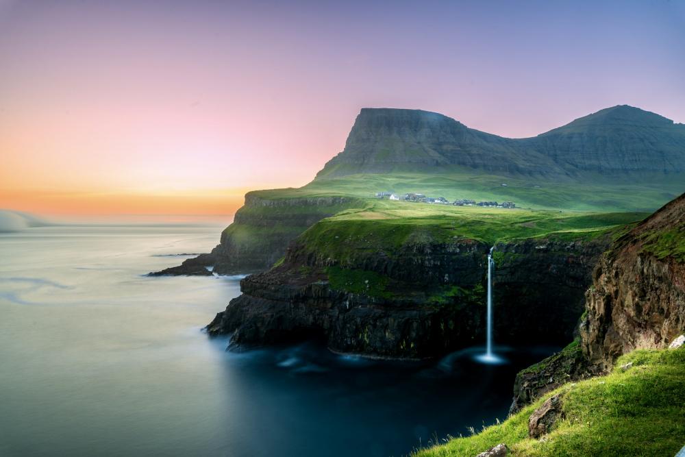 Serenity of Mulafossur Waterfall von Ariel Ling