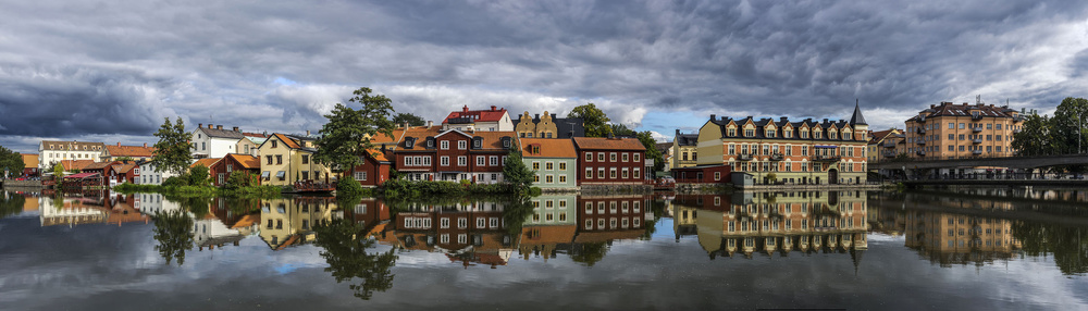 And Quiet Flows the River Reflecting the Old Town von Arne Östlund