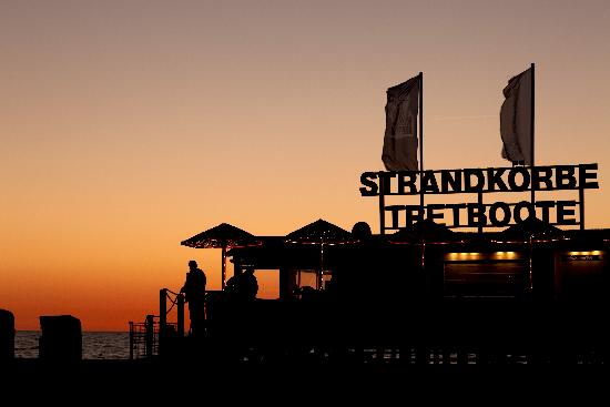 Sonnenuntergang in Warnemünde von Arno Burgi