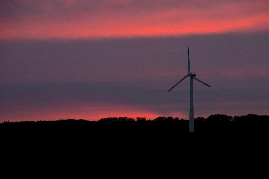 Windrad im Sonnenuntergang von Arno Burgi