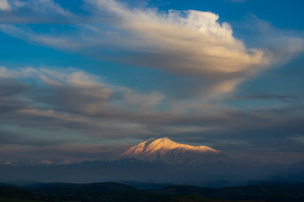 ELBRUS AND THE CLOUD von Arsen Alaberdov