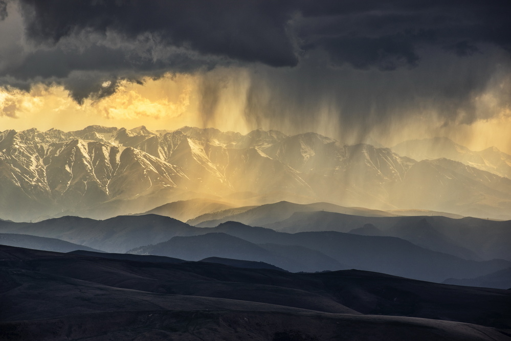 RAIN IN THE MOUNTAINS von Arsen Alaberdov