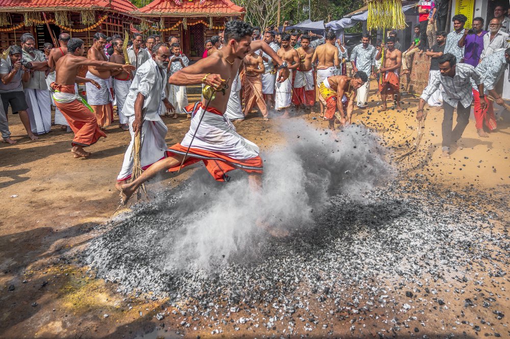 Theyyam :- The Human God von As Dnyaneshwar Vaidya