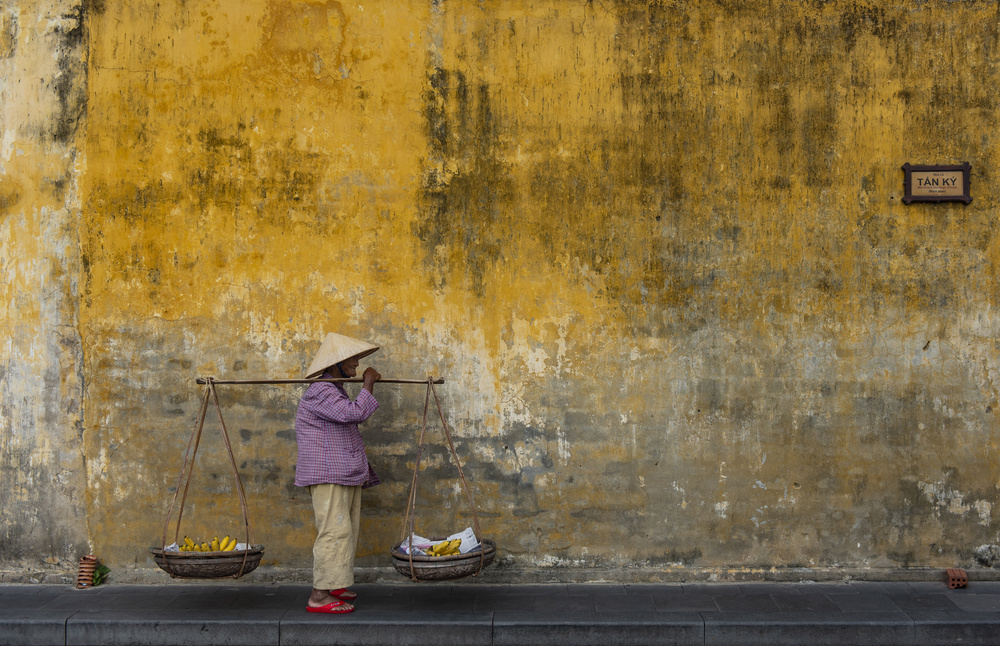 Fruit seller in Hoi An von Atle Riska