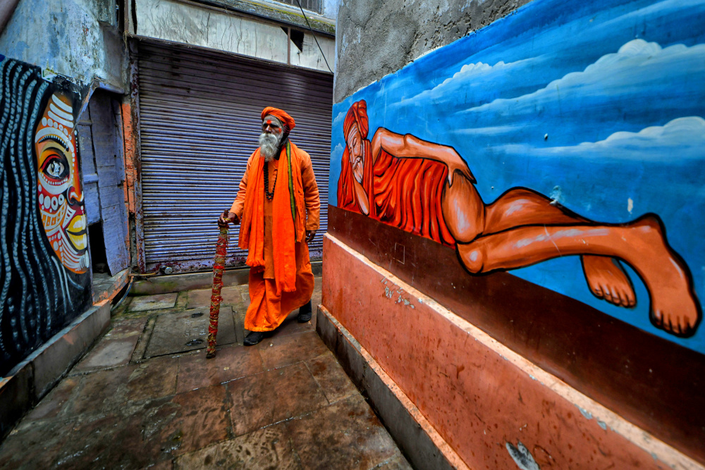 Sadhu on Street von Avishek Das