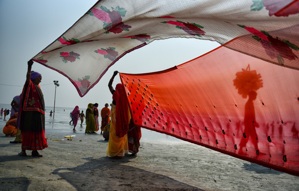 Street Drama at Gangasagar von Avishek Das