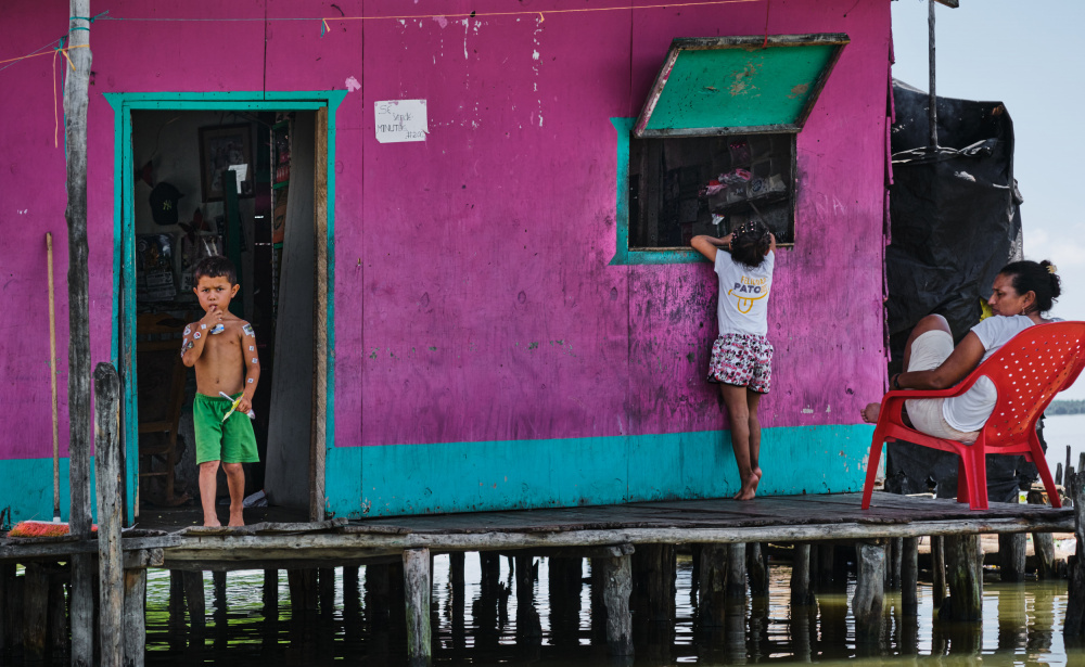 looking in and out von Avital Hershkovitz