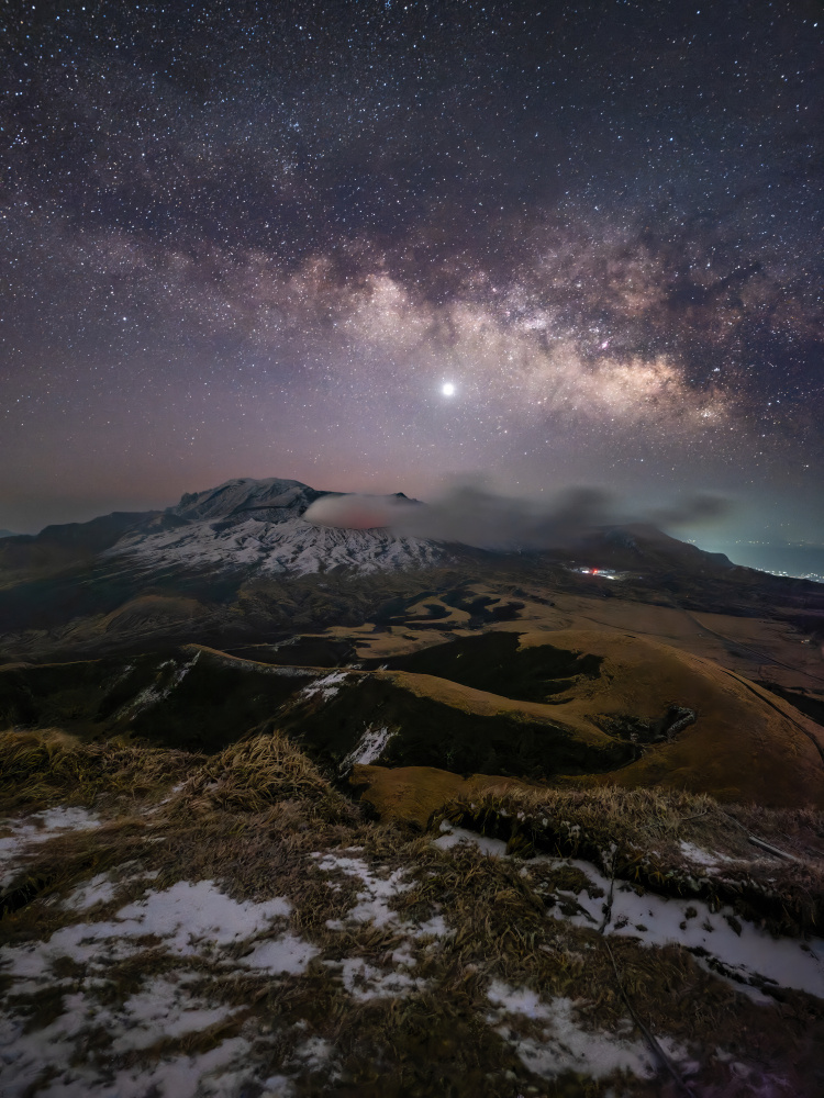 The Milky Way shining in the night sky of Aso von Awakari