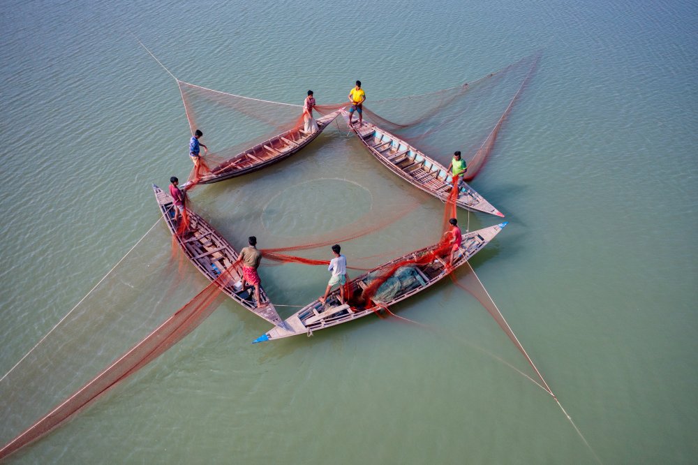 Fishing with four boats von Azim Khan Ronnie