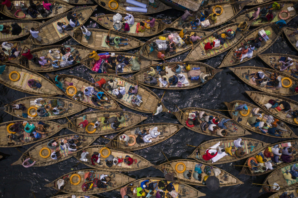 Boats filled with travelers crossing the river to their workplace von Azim Khan Ronnie