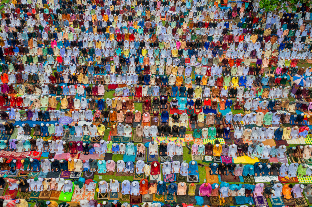 Eid prayer under rainfall von Azim Khan Ronnie