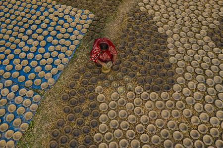 Coloring of clay pots