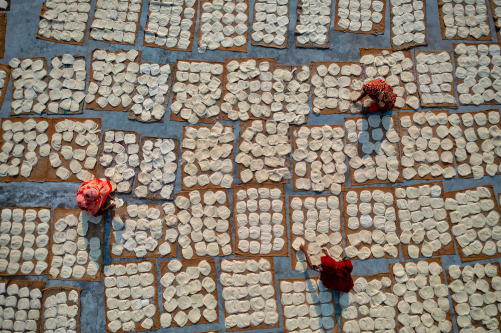 Women drying vermicelli von Azim Khan Ronnie