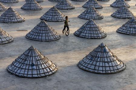 Child on rice mill