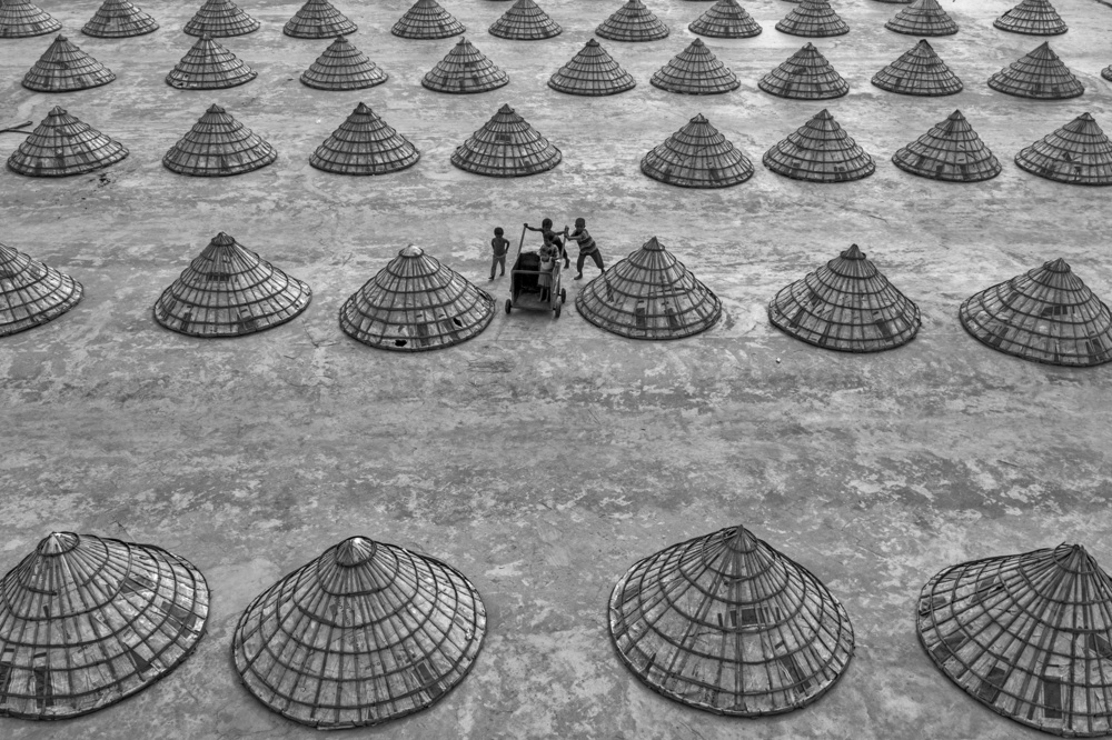 Children in rice mill von Azim Khan Ronnie