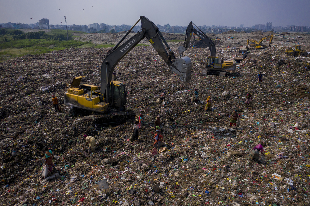 Life in waste garbage von Azim Khan Ronnie