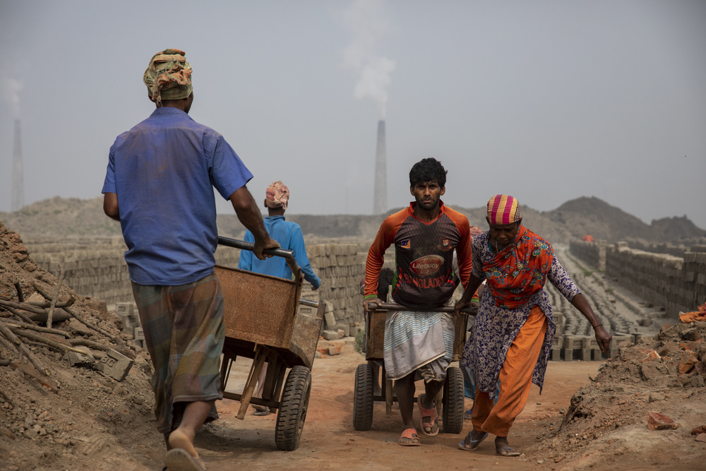 Man and woman at work together von Azim Khan Ronnie