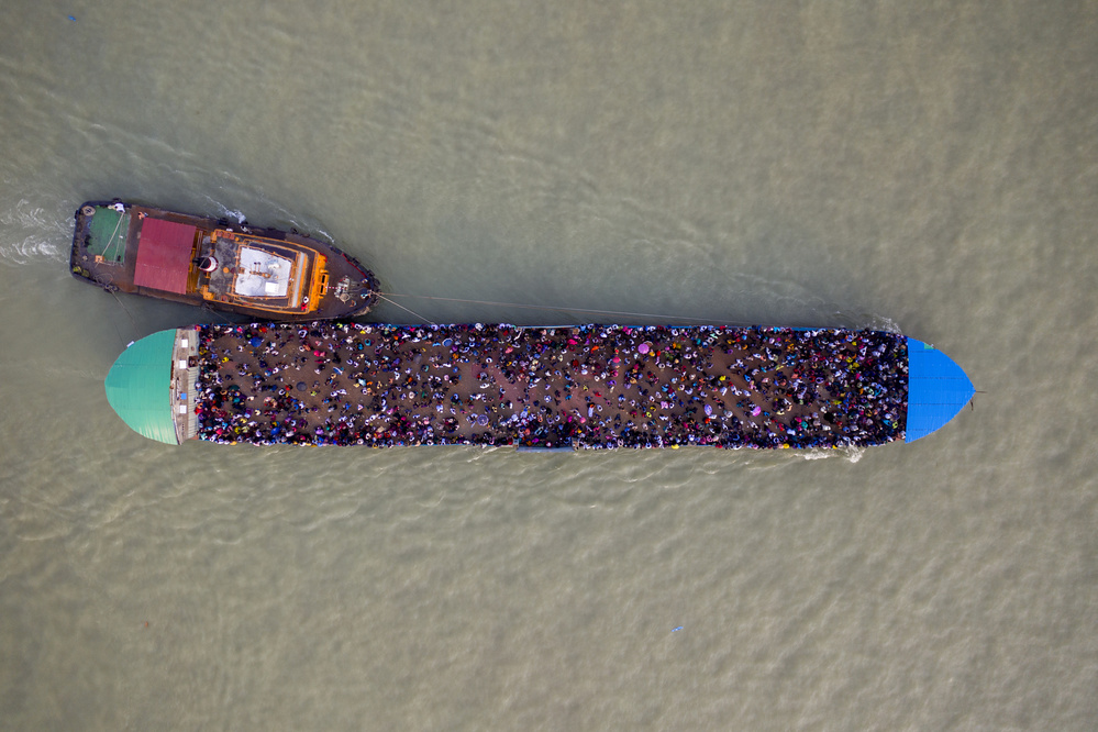 Migrant people are seen on an overcrowded ferry to get home to celebrate Eid al-Fitr von Azim Khan Ronnie