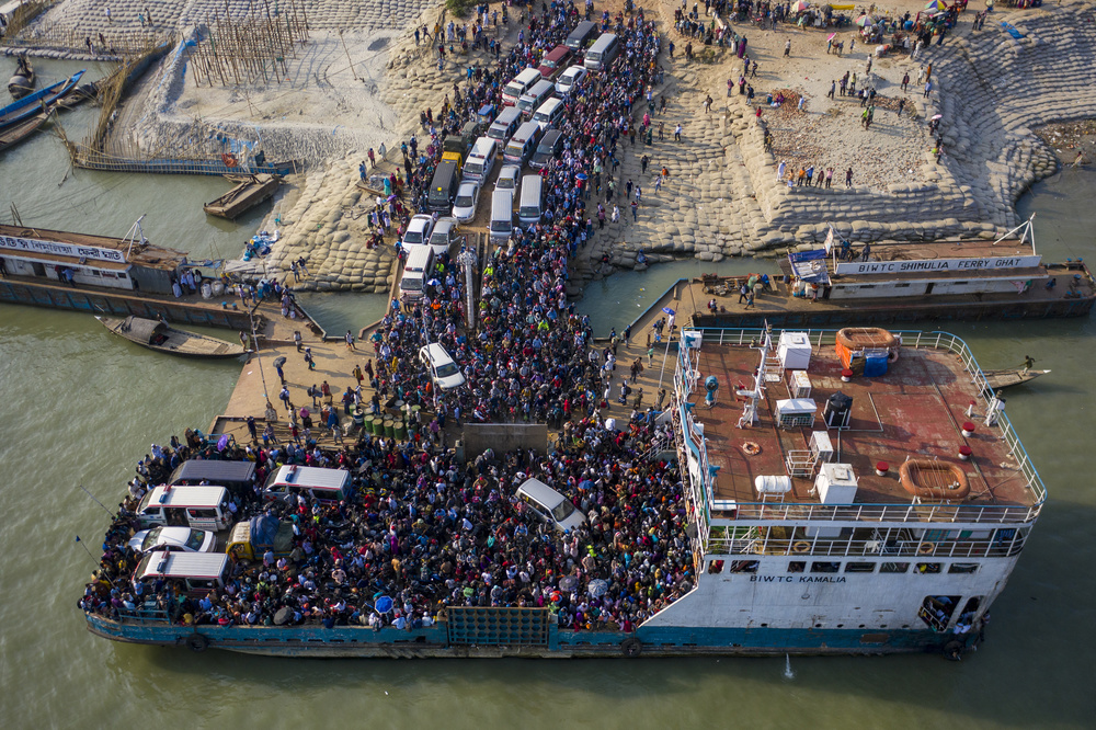 Millions of travels climb onboard ferries for Eid al-Fitr von Azim Khan Ronnie