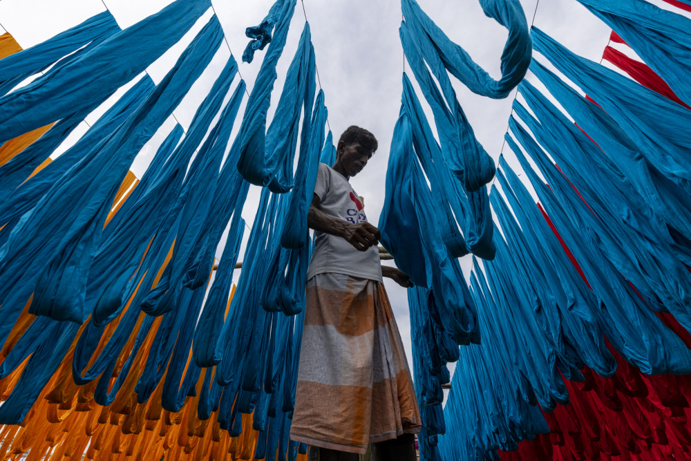 Daily labour of drying fabrics von Azim Khan Ronnie