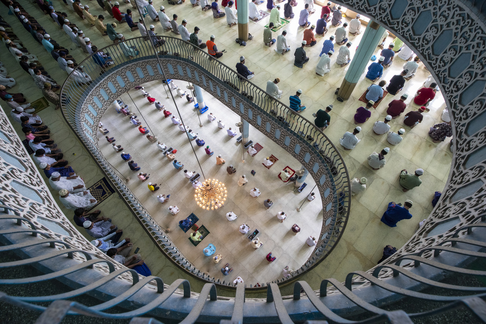 Thousands pray in one of worlds largest mosques von Azim Khan Ronnie