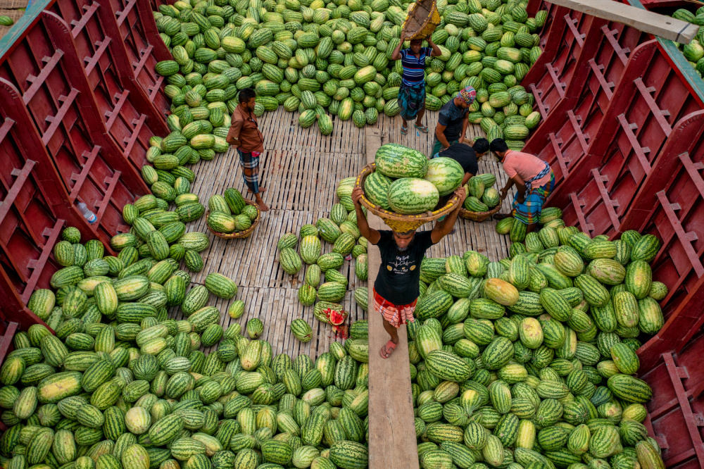 Unloading watermelons von Azim Khan Ronnie