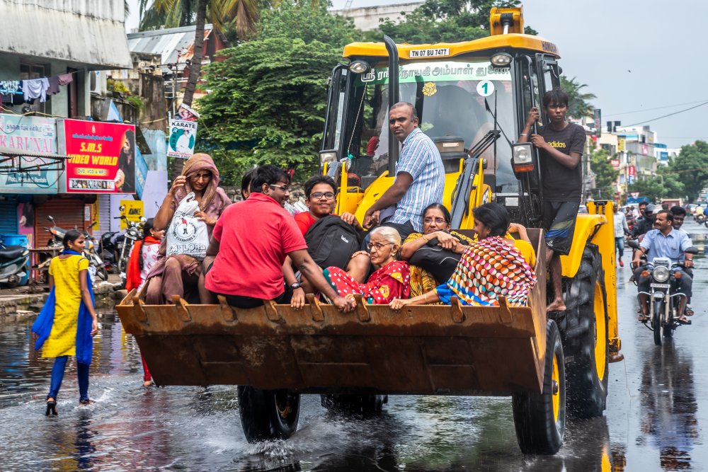 Earthmover turned people movers von BALASUBRAMANIAN GV