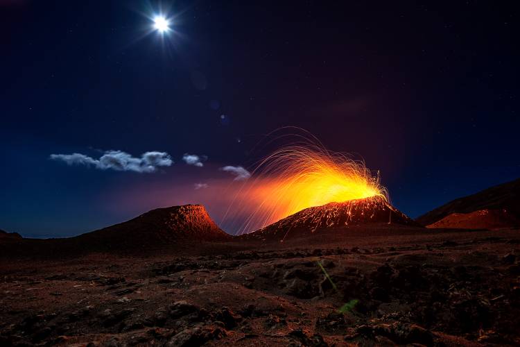 Lava flow with the moon von Barathieu Gabriel