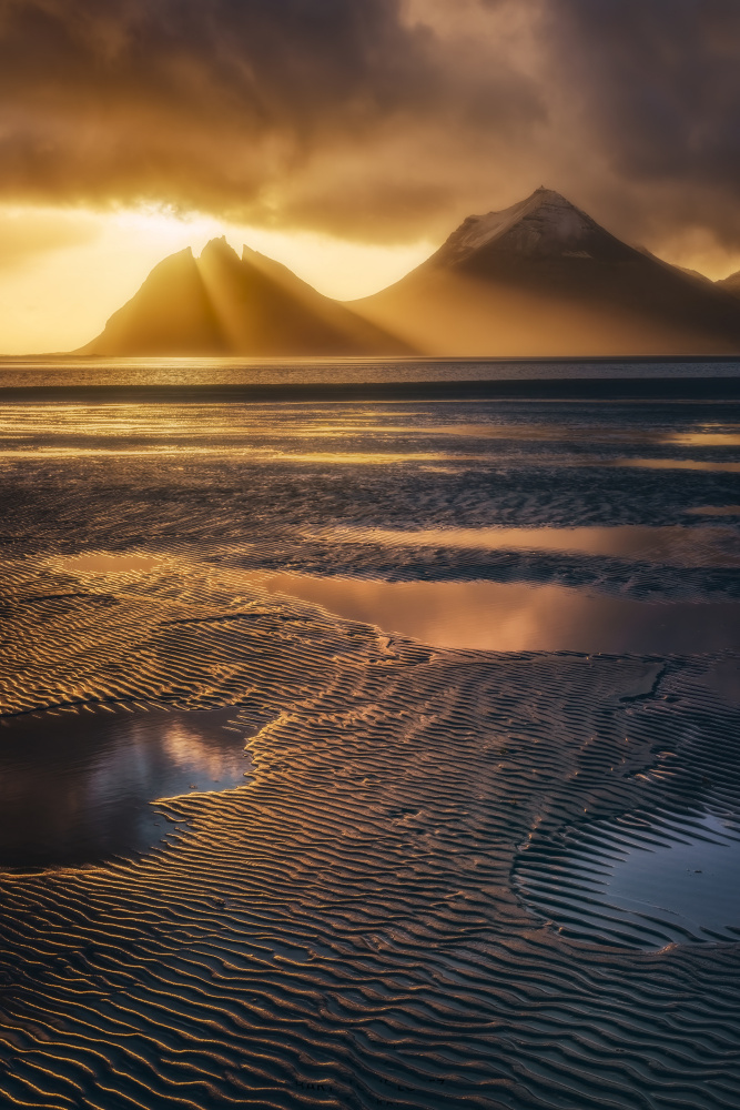 Sunset at Eystrahorn beach von Bartolome Lopez