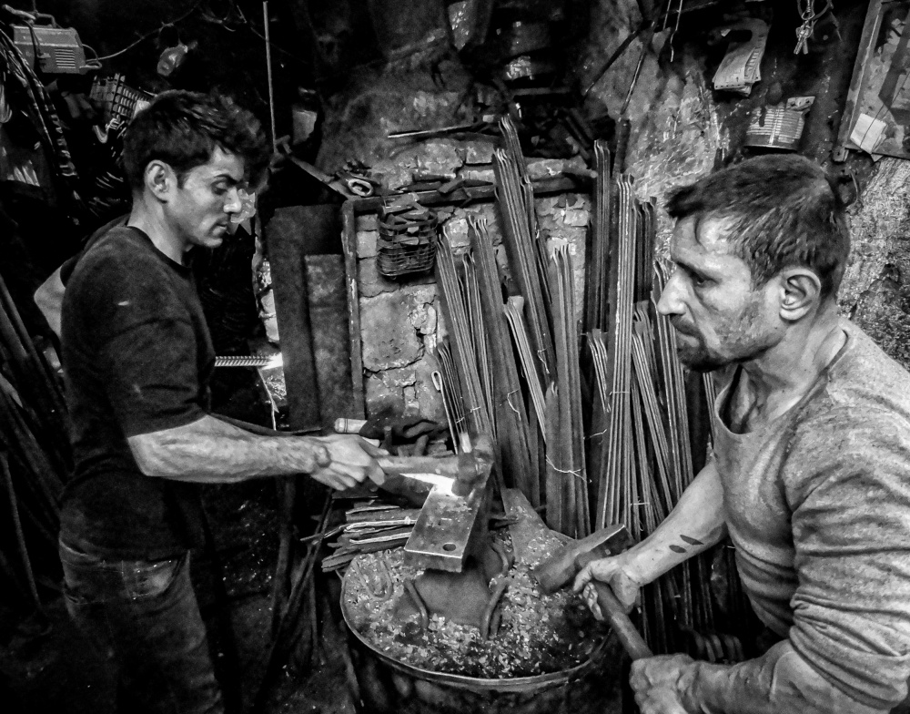 The traditional blacksmithing profession in the city of Mosul von Bashar Alsofey