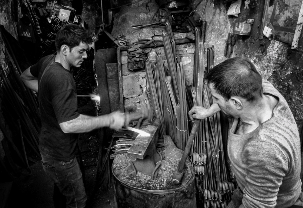 The traditional blacksmithing profession in the city of Mosul von Bashar Alsofey