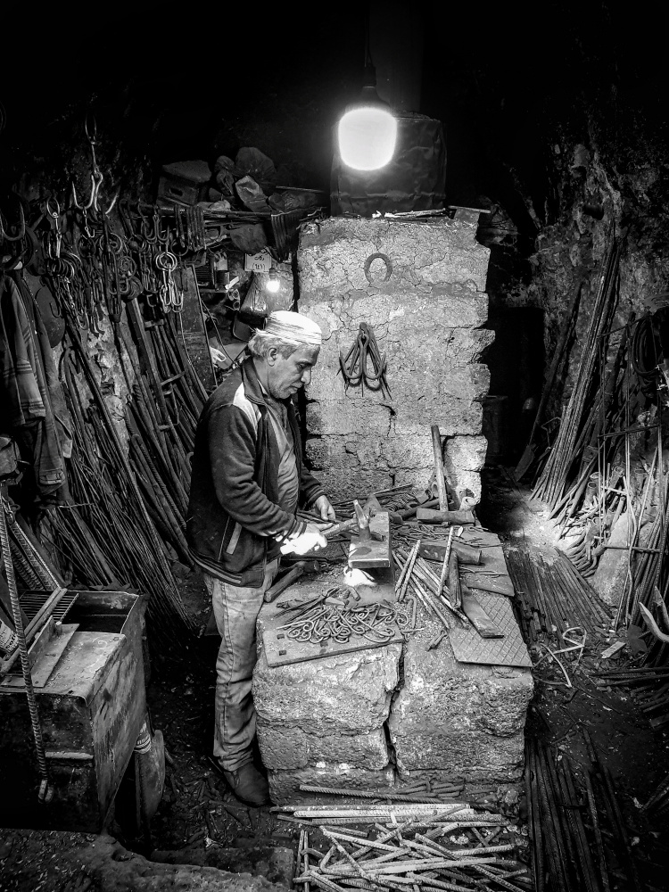 The traditional blacksmithing profession in the city of Mosul von Bashar Alsofey