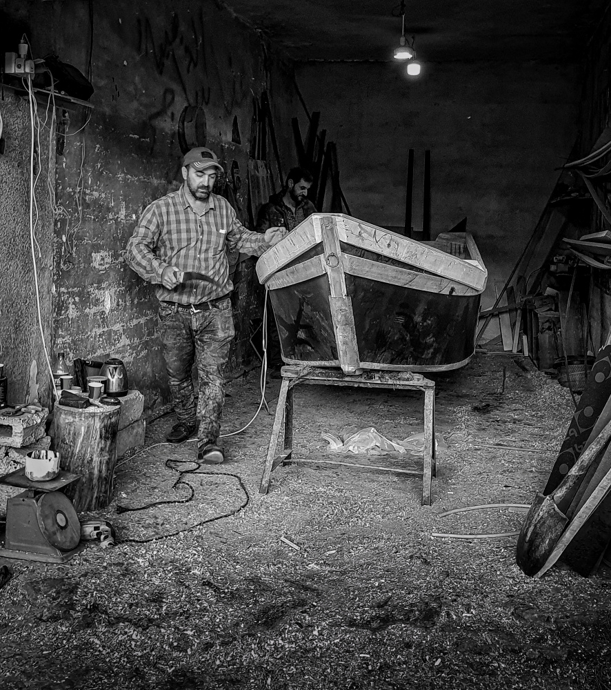 Handmade wooden boats in Mosul von Bashar Alsofey