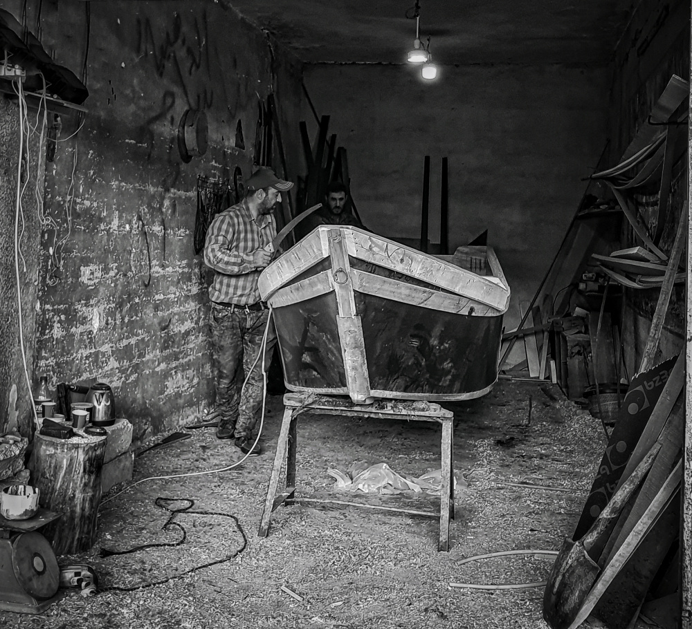 Handmade wooden boats in Mosul von Bashar Alsofey