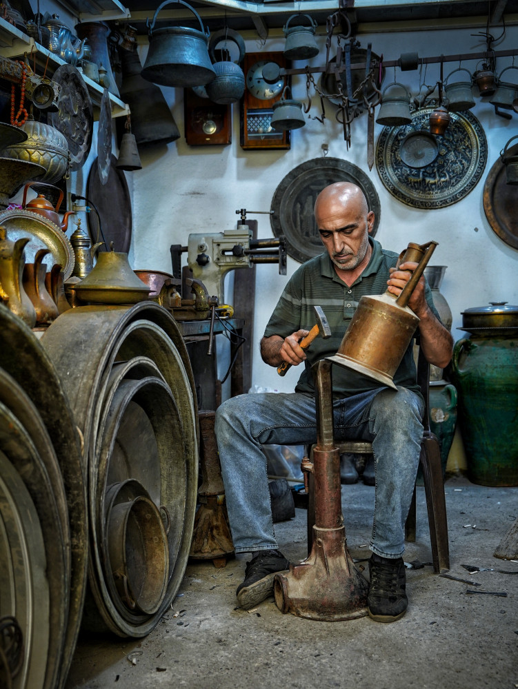 Manufacture of Mosul copper jug ​​by handmade von Bashar Alsofey